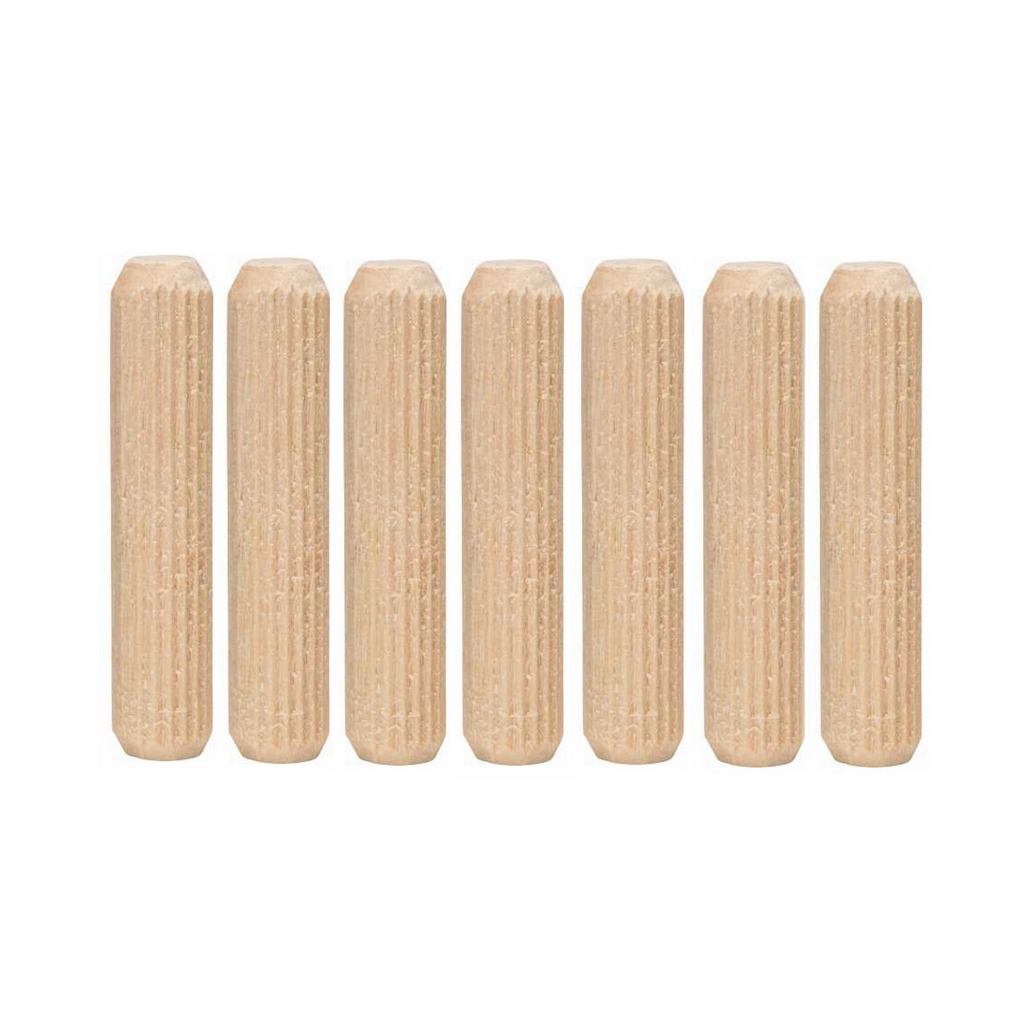 Sieben Holzdübel nebeneinander liegend.