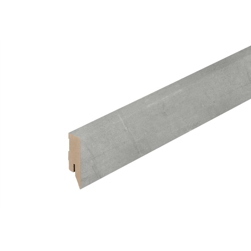Graue Sockelleiste in Betonoptik