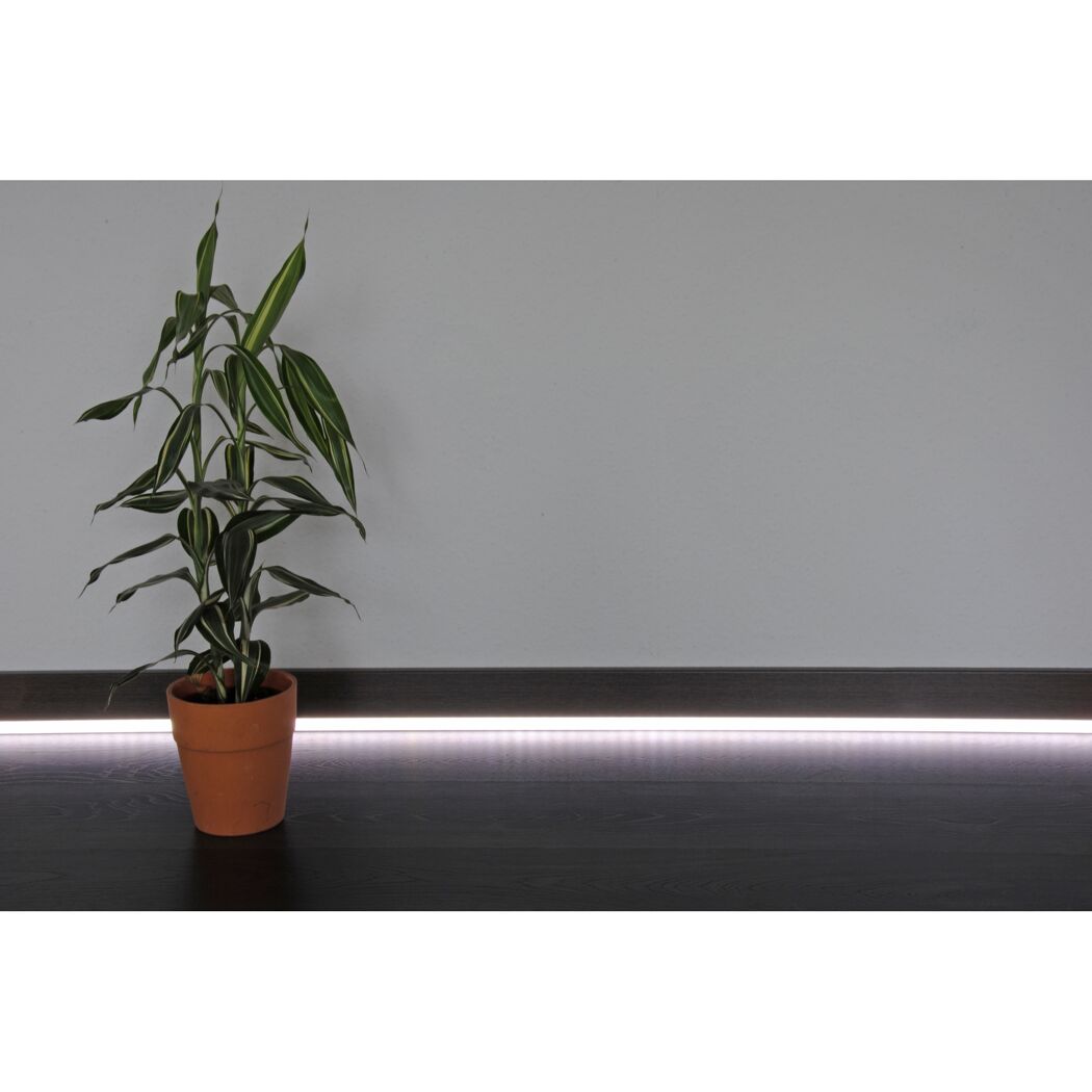 LED-Profil mit Pflanze im Topf
