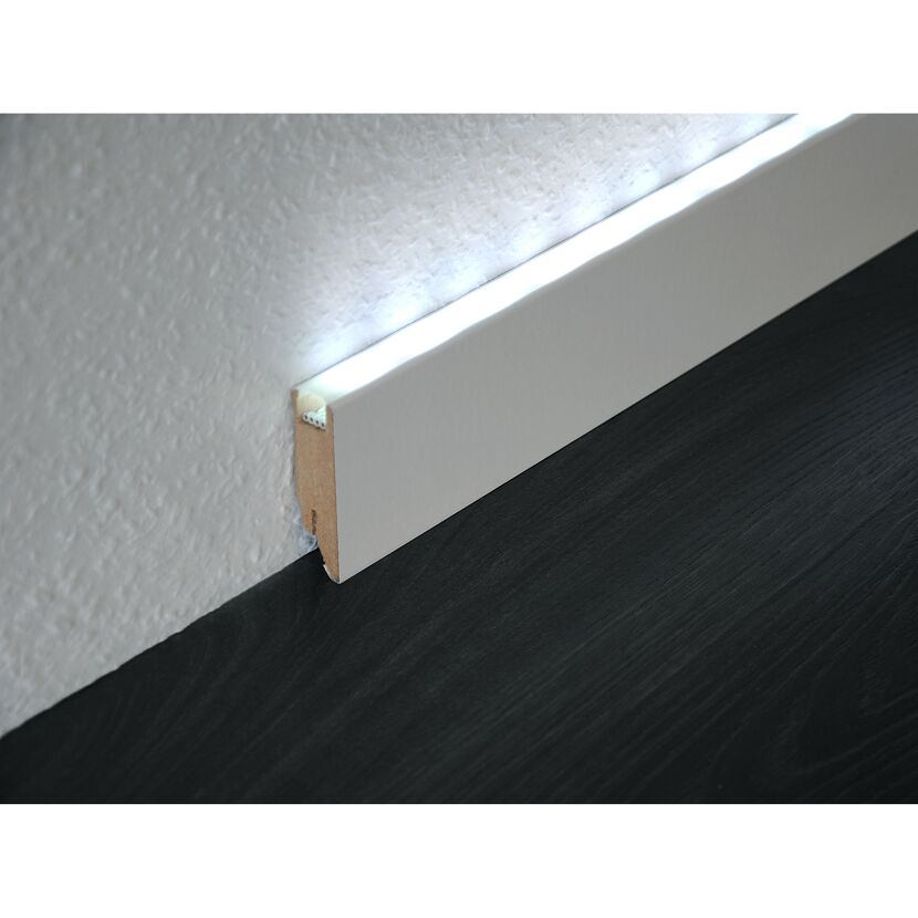 LED-Sockelleiste mit Diffuser Uni Weiß 2500 x 70 x 19 mm