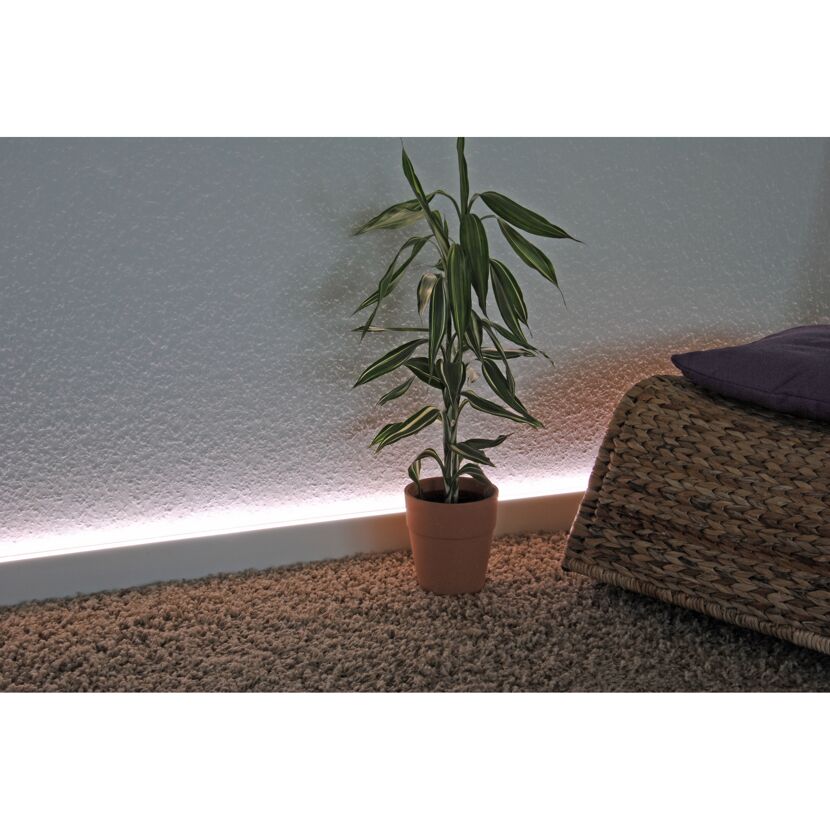 LED-Sockelleiste mit Diffuser Uni Weiß 2500 x 70 x 19 mm