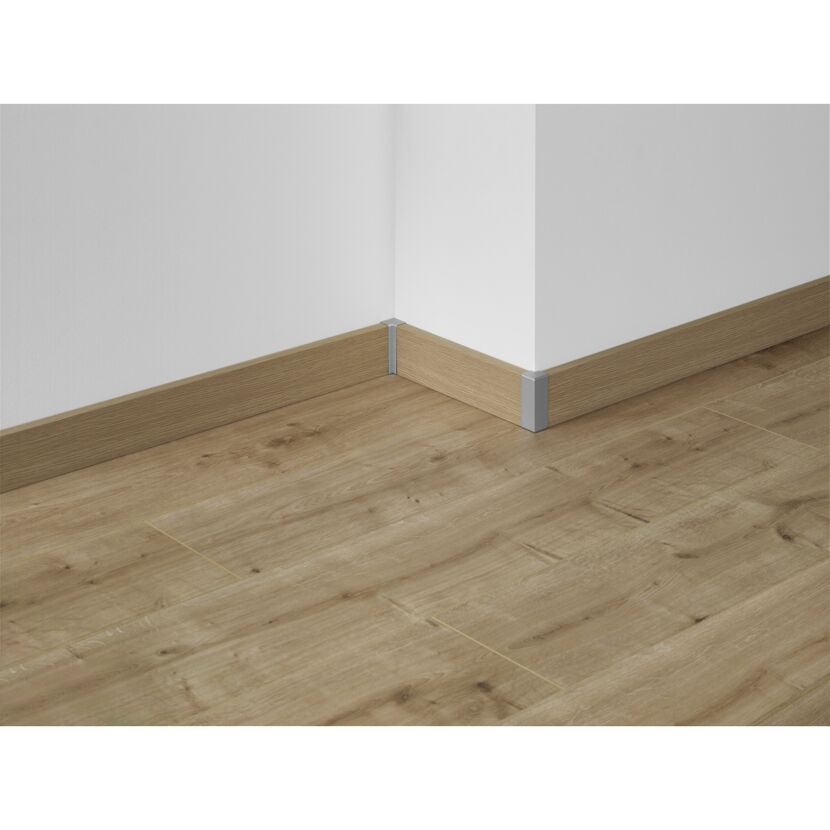 Holzfußleiste mit Alu-Außenecke