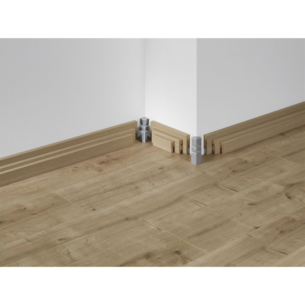 Holzfußleiste mit Außenecke
