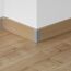 Ecke einer Holzfußleiste mit Alu-Aussenecke