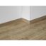 Ecke einer Holzfußleiste an einer weißen Wand