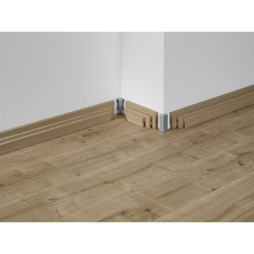 Eichenholzboden mit Sockelleisten und Eckverbindungen