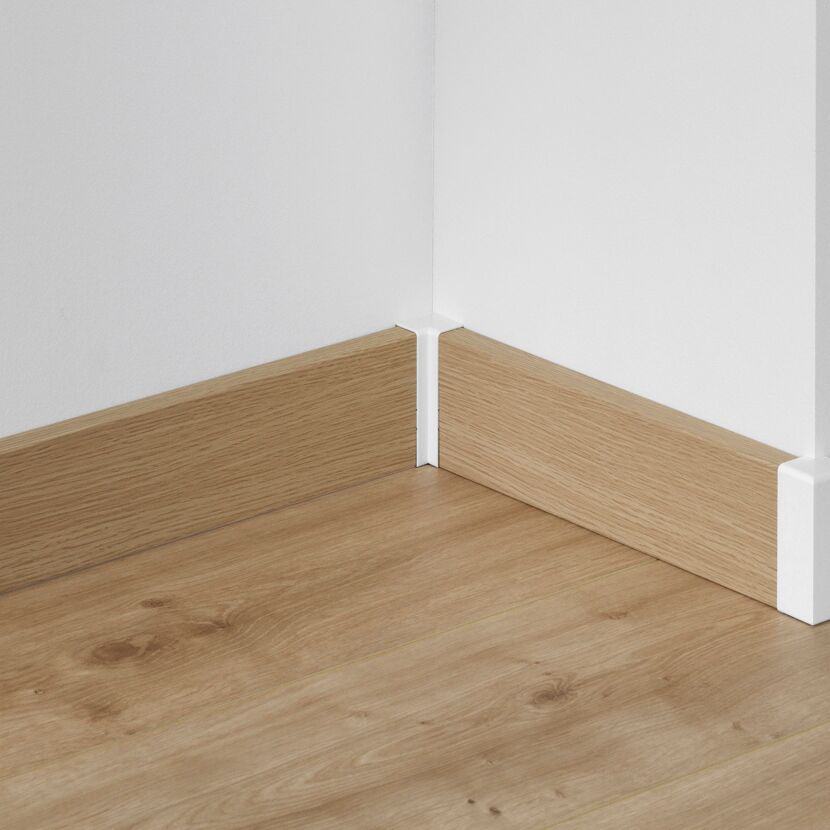Ecke einer Holzfußleiste