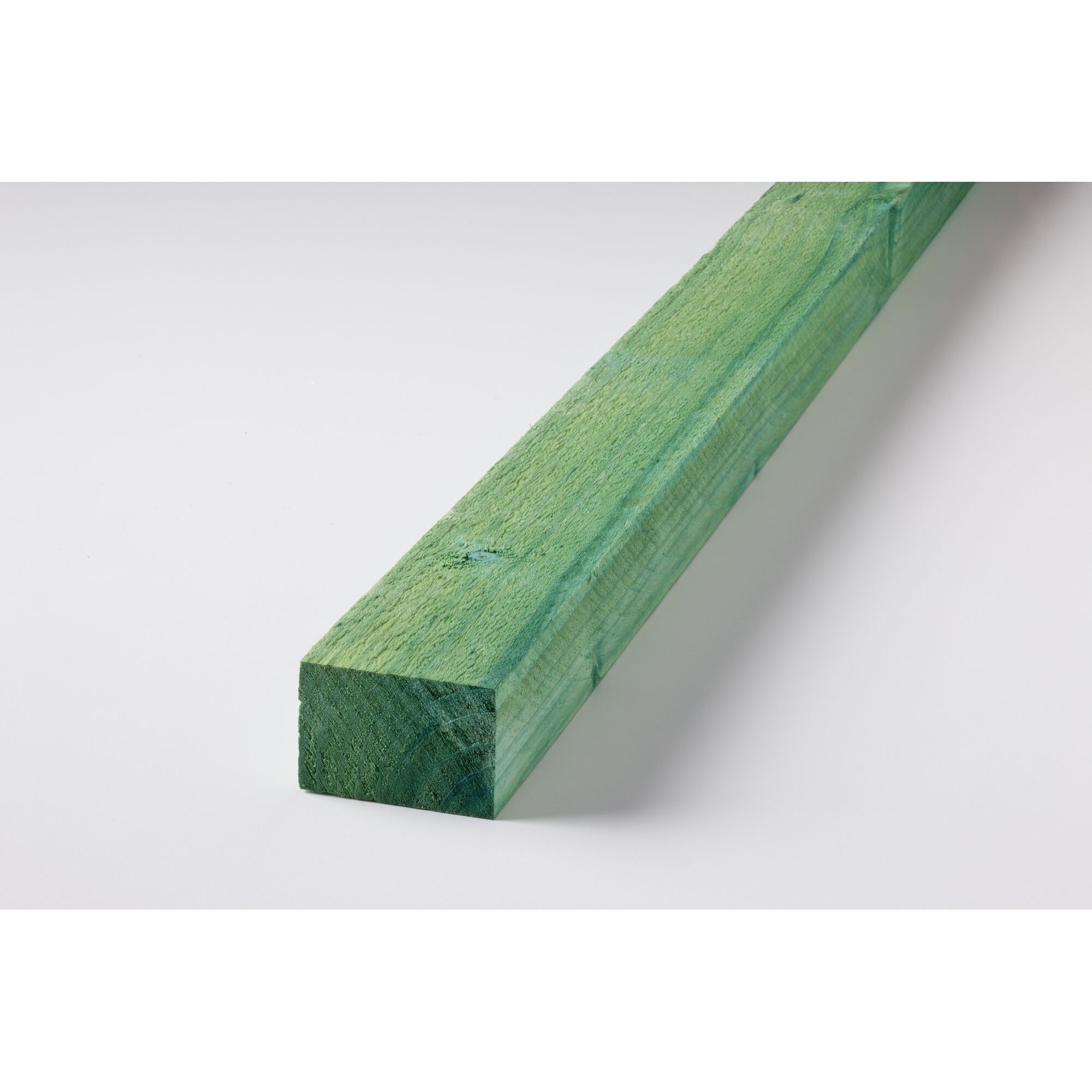 Grüner Holzbalken auf weißem Hintergrund