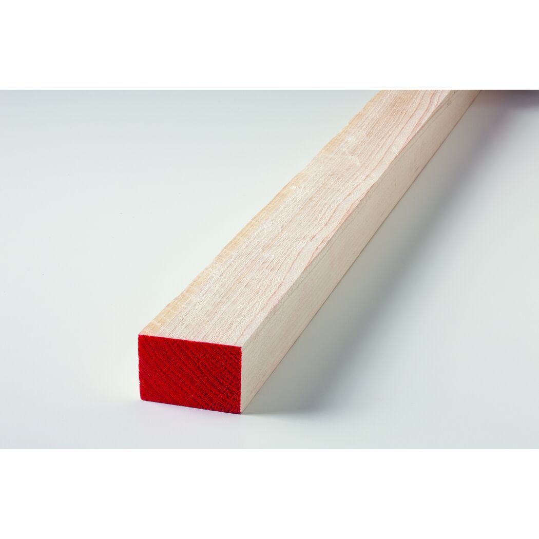 Gehobelte Holzlatte mit rotem Ende