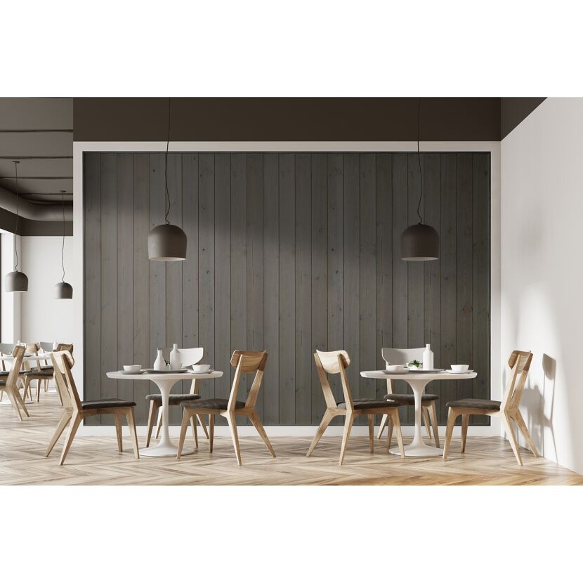 Restaurant mit grauer Holzwand und Holztischen