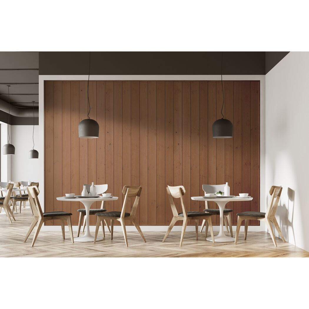 Restaurant mit Holzvertäfelung und weißen Tischen
