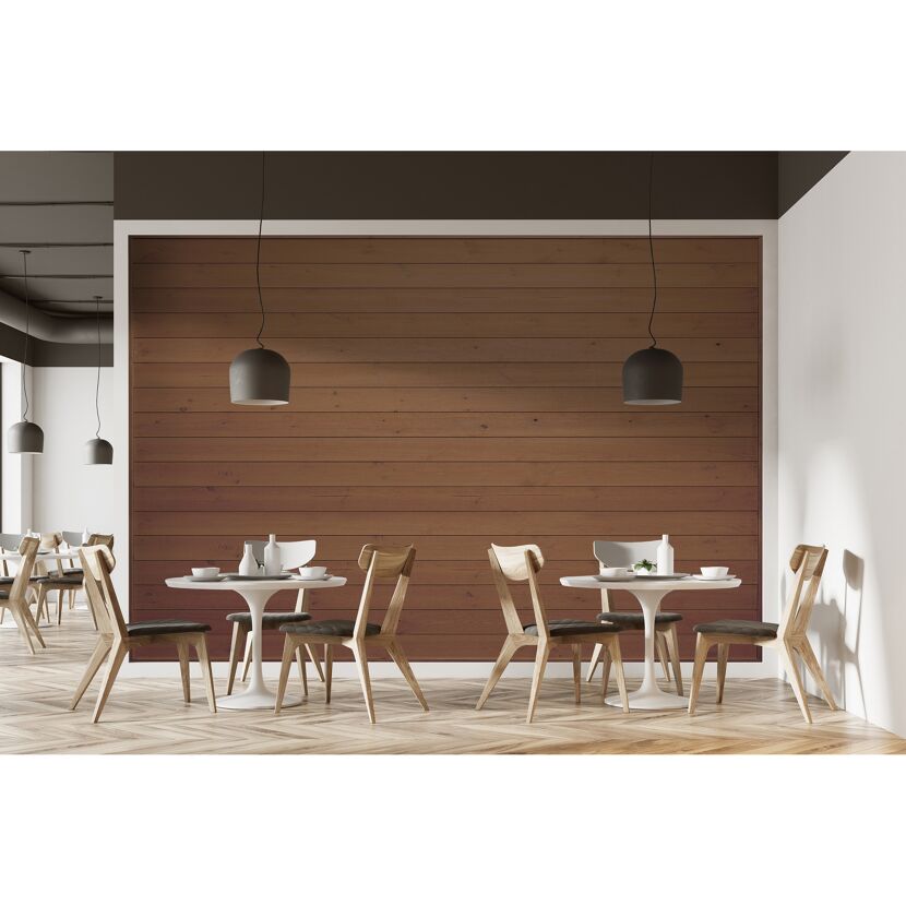Restaurant mit Holzvertäfelung und runden Tischen