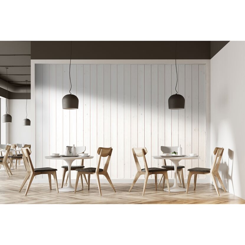 Modernes Restaurant mit Holzstühlen und runden Tischen