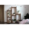 Holzregal mit Büchern und Pflanzen im Schlafzimmer