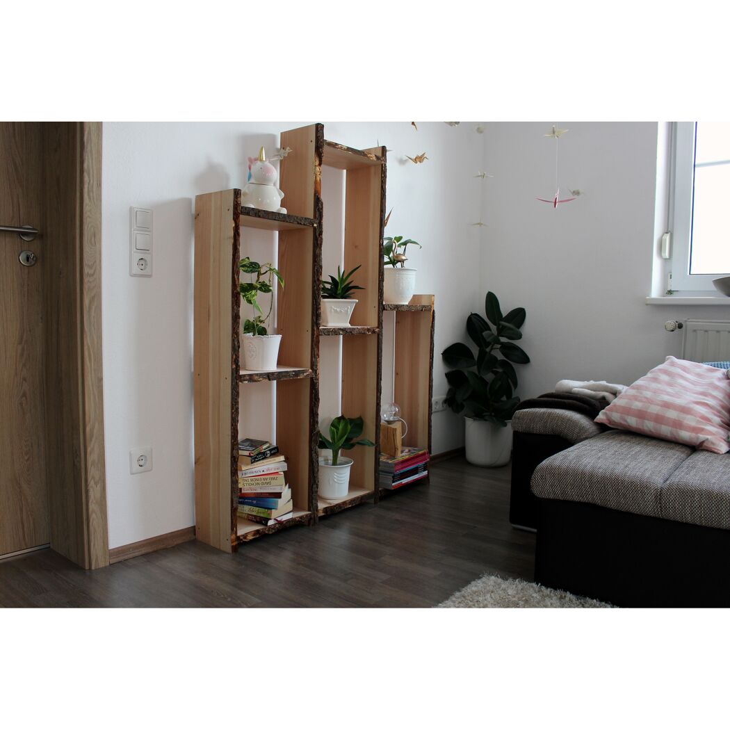 Regal aus Douglasie mit Büchern und Pflanzen