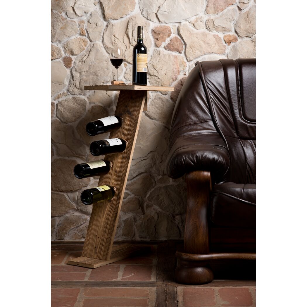 Weinregal aus Altholz mit Weinflaschen und Weinglas