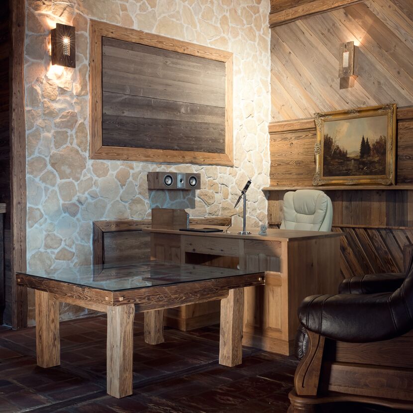 Rustikales Büro mit Holzmöbeln und Steinwand