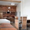 Rustikale Küche mit Backsteinwand und Holzmöbeln