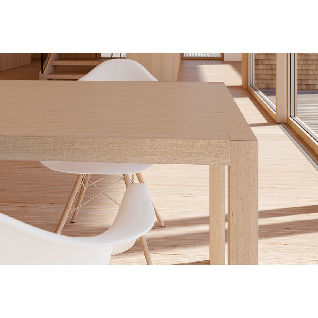 Heller Holztisch mit weißen Stühlen