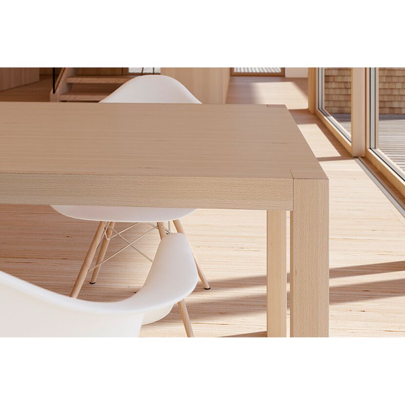 Heller Holztisch mit weißen Stühlen