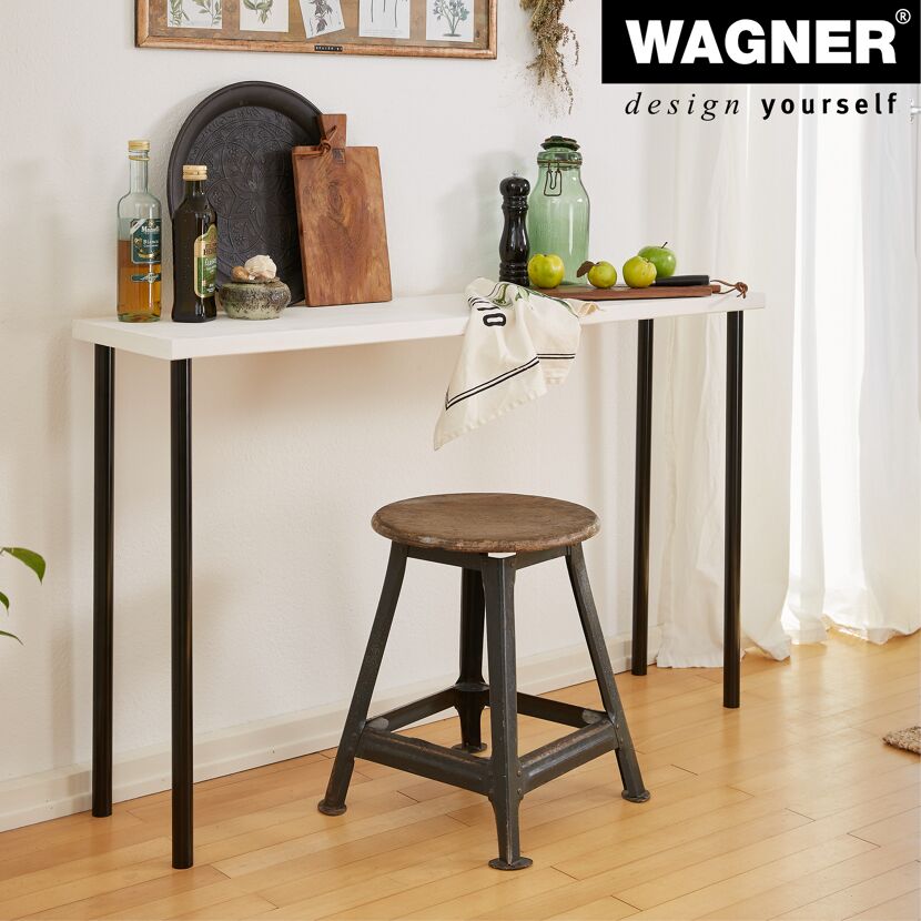 Weißer Tisch mit schwarzen Tischbeinen und Hocker
