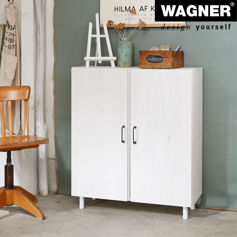 Weißer Schrank mit schwarzen Griffen