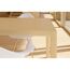 Heller Holztisch mit weißen Stühlen