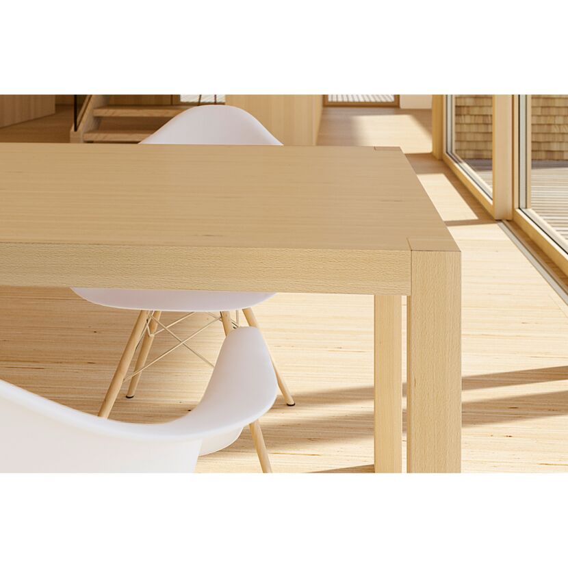 Heller Holztisch mit weißen Stühlen