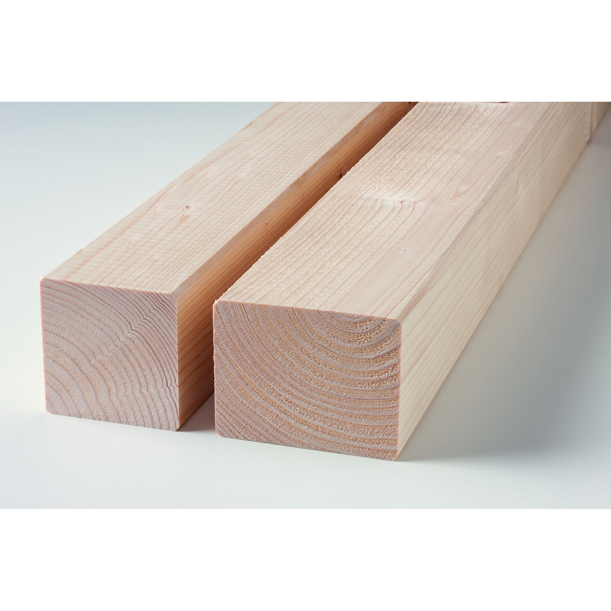 Zwei sägerauhe Kanthölzer