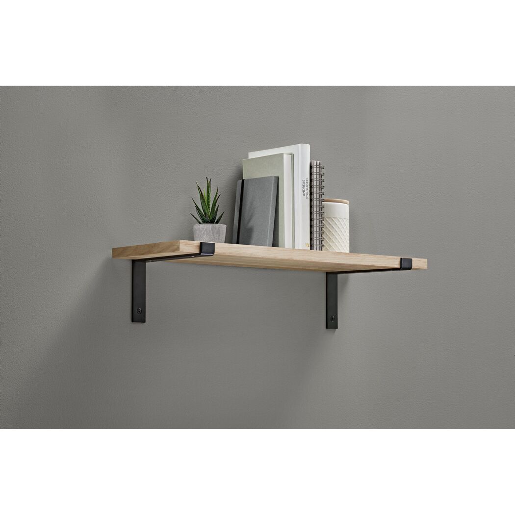 Hängeregal mit Büchern und Pflanze