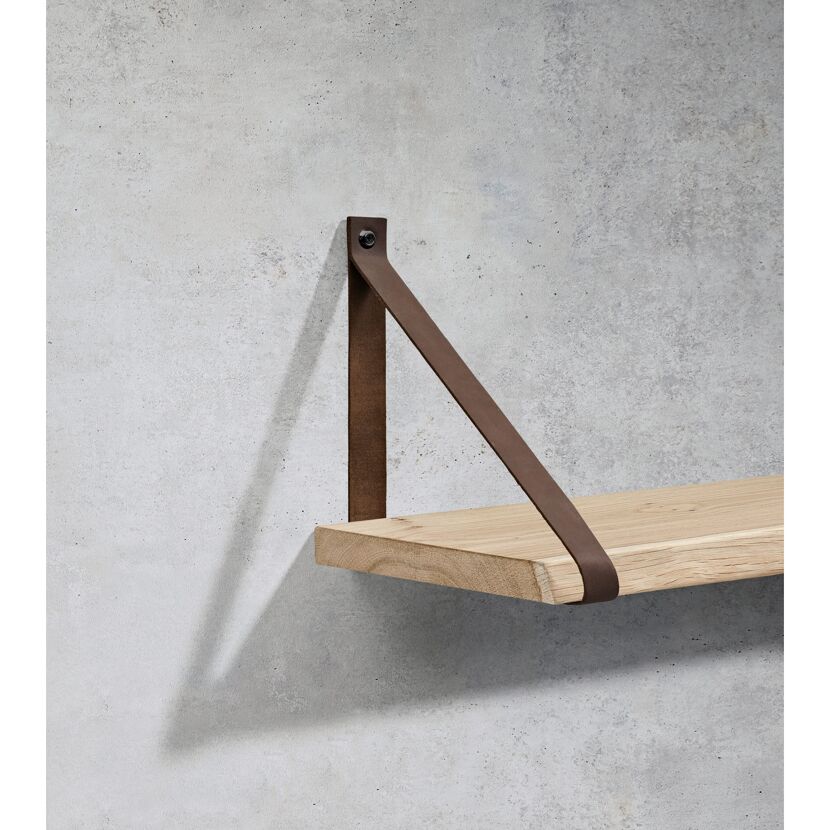 Holzregal mit braunem Lederriemen