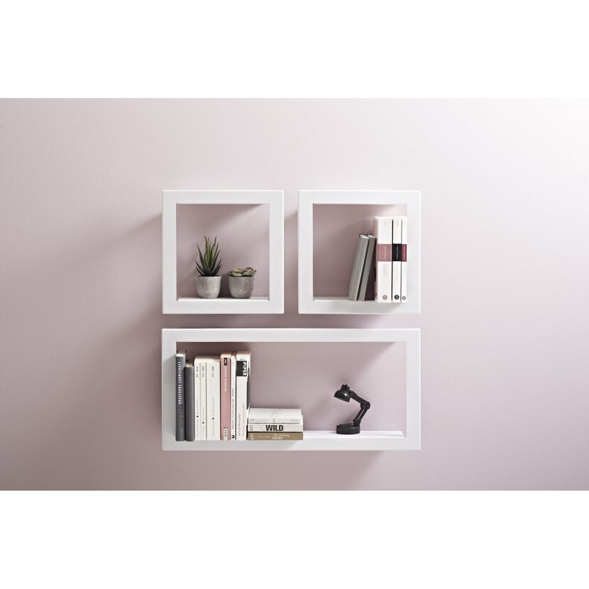 Drei weiße Wandregale mit Büchern, Pflanzen und einer Lampe