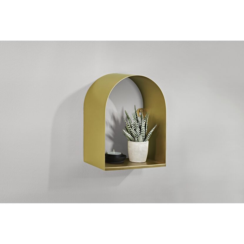 Goldenes Wandregal mit Pflanze und Kerze