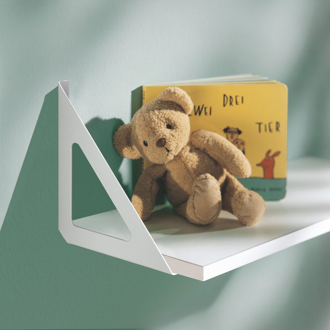 Weißes Wandregal mit Teddy und Buch
