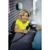 Person reinigt Sofa mit Dampfreiniger