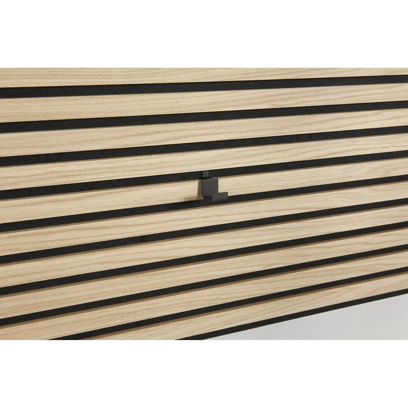 Holzpaneel mit schwarzem Haken