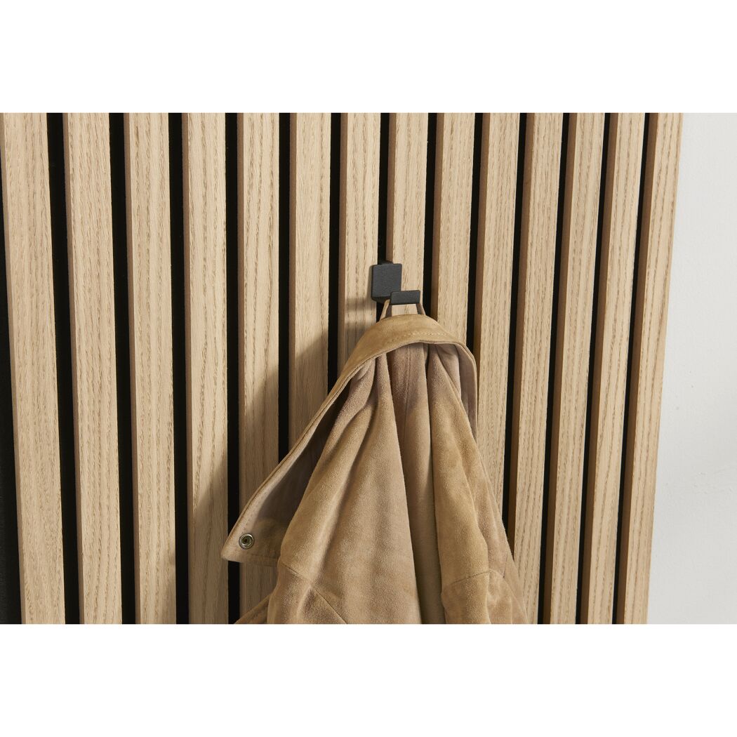 Garderobe mit Jacke an einem Haken