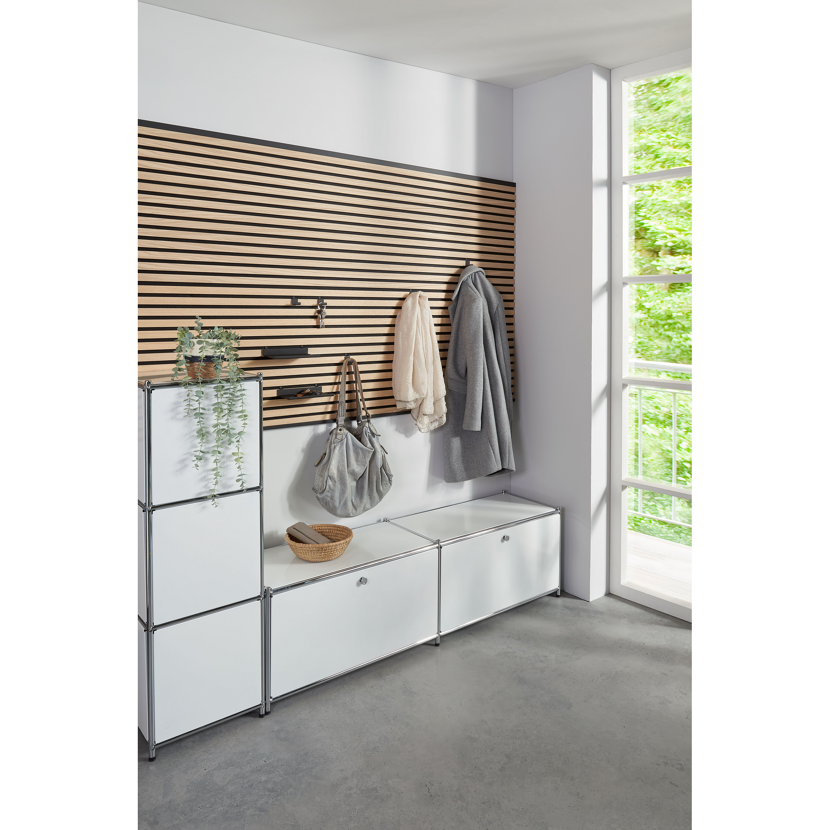 Garderobe mit Wandpaneel und Schuhen