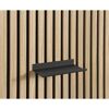 Schwarzes Regal an Holzlatten