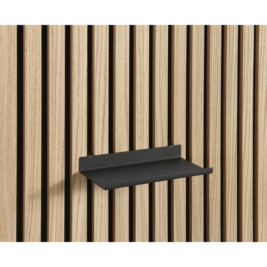 Schwarzes Regal an Holzlatten