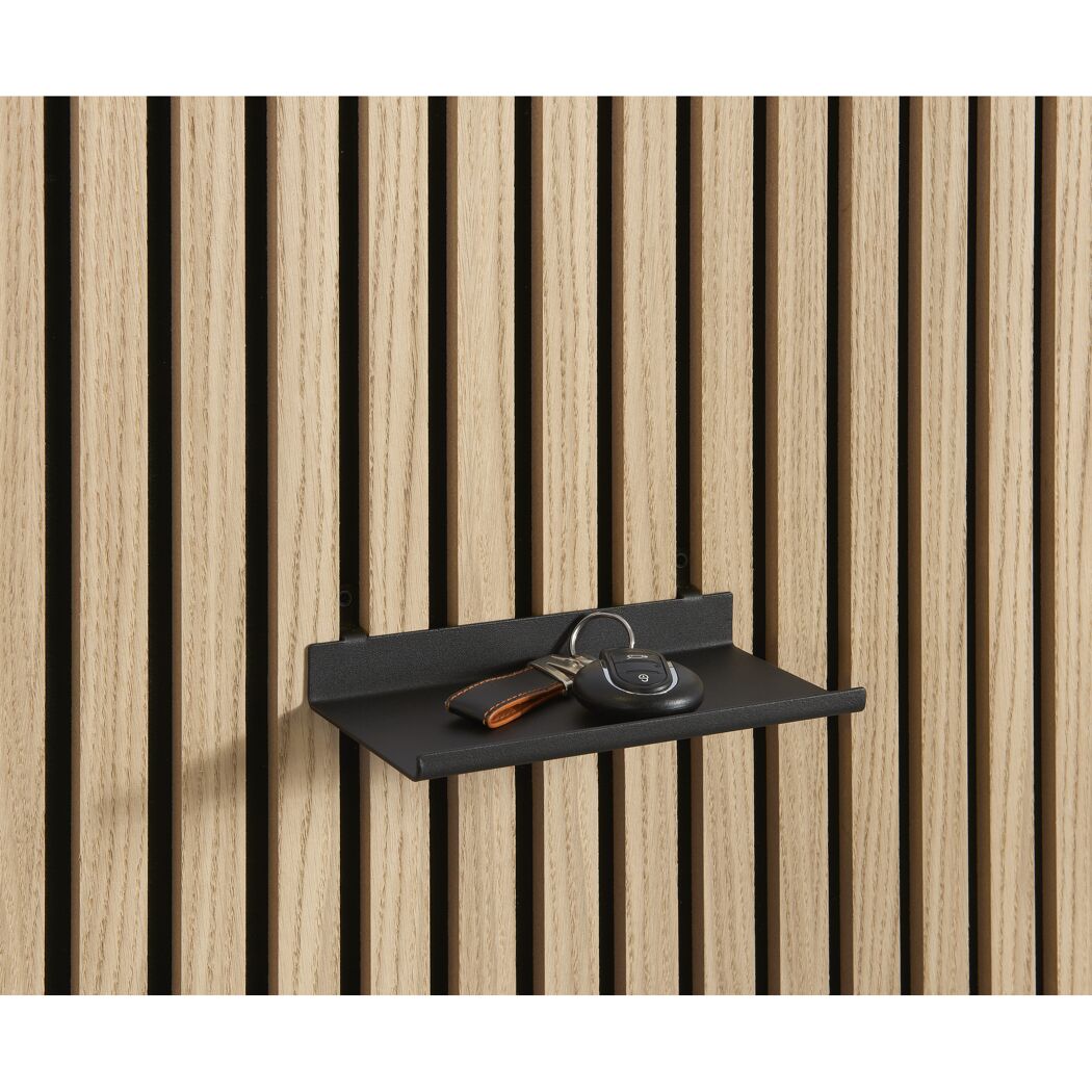 Schwarzes Regal an Holzlatten