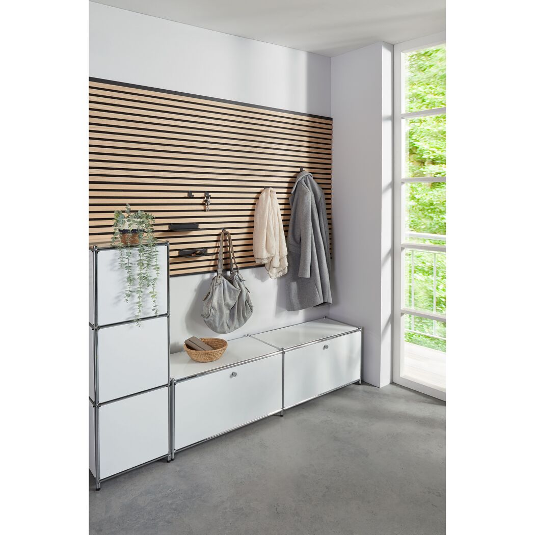 Garderobe mit Wandpaneel und Spiegel
