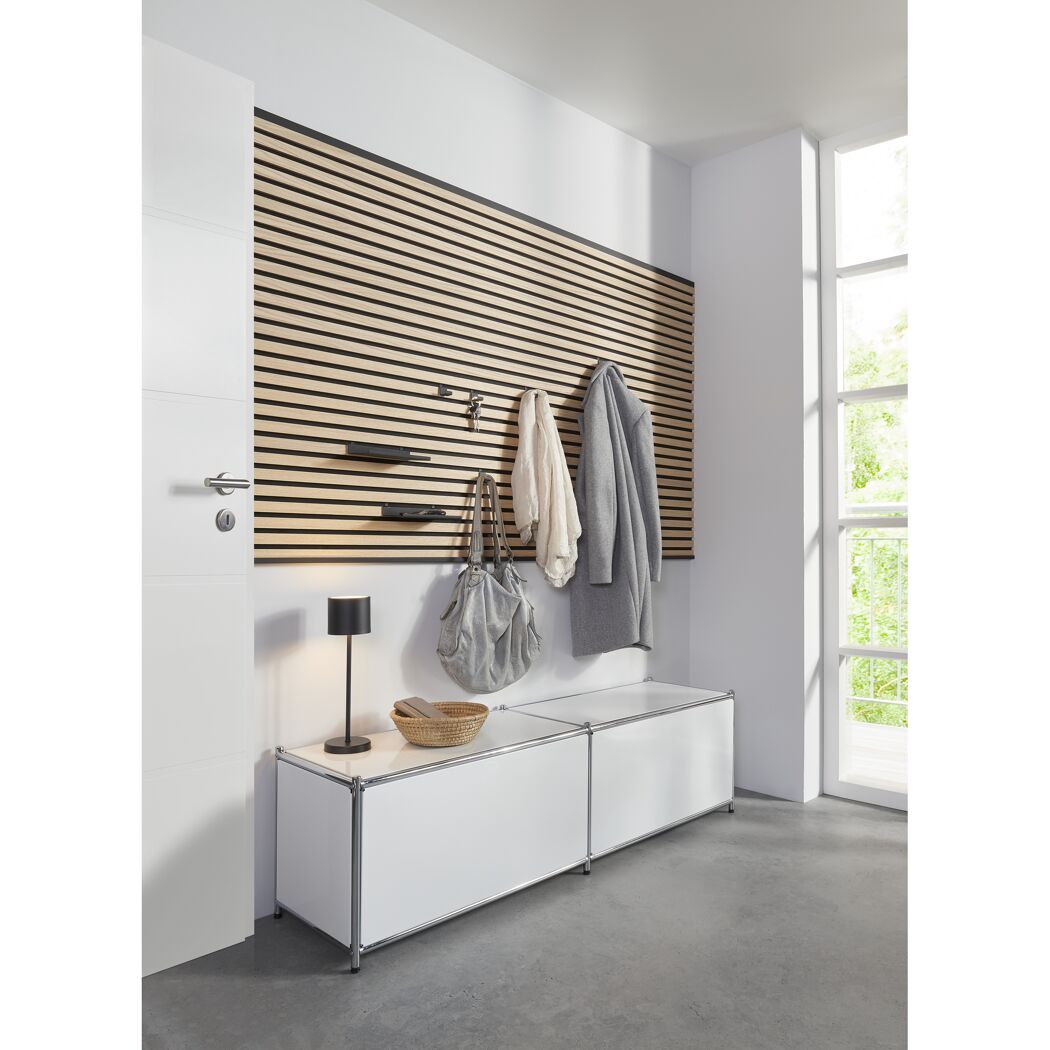 Garderobe mit Holzpaneel und Spiegel