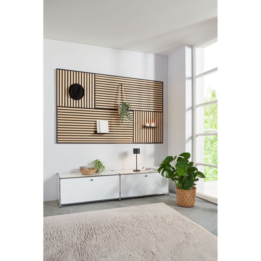 Holzpaneel mit Regalböden an Wand
