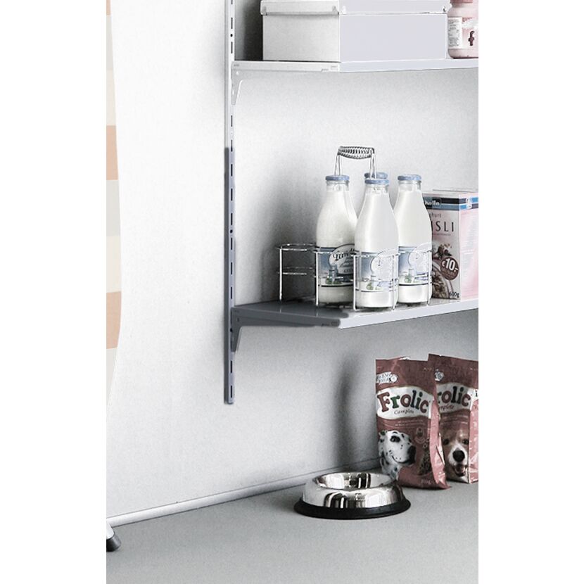 Weißes Regal mit Milchflaschen, Hundefutter und Napf