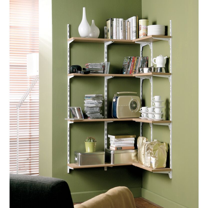 Weißes Eckregal mit CDs, Büchern, Geschirr und Deko.