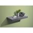 Graues Wandboard mit Dekoartikeln und Handtuch