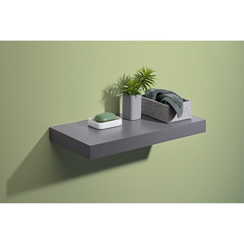 Graues Wandboard mit Dekoartikeln und Handtuch