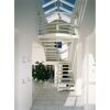 Weiße Treppe in modernem Haus mit Oberlicht