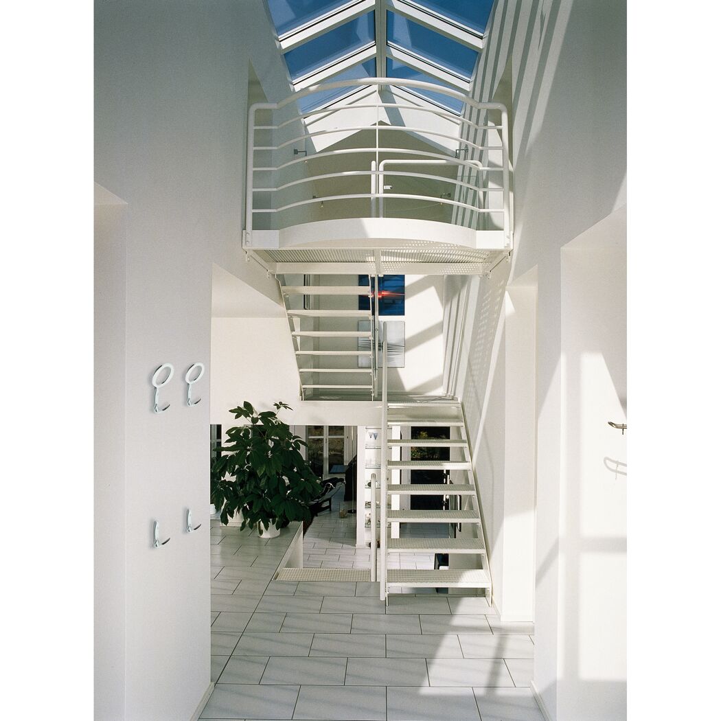 Weiße Treppe in modernem Haus mit Oberlicht